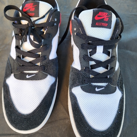 Nike Black and Red Sneakers - Picture 3 of 11